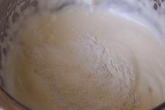 分两次筛入低筋面粉，每一次都要搅拌均匀后再加入下一次