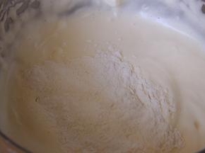 分两次筛入低筋面粉，每一次都要搅拌均匀后再加入下一次