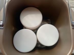 底下垫了个保温袋，面包桶下面有点窄，垫起来能放三瓶。