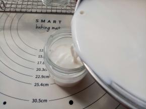 做好之后倒入小瓶里