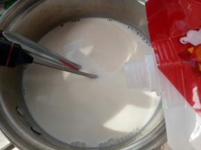 放入砂糖，搅拌均匀。