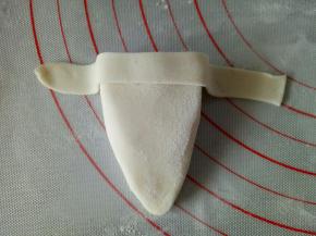 把它围在甜筒上，压下面一点，多余的裁掉（原来的图片不见了，用白色的面团代替一下）