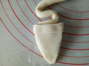 至于甜筒上面，从中间开始向上盘，可以刷点水使面条能更好的粘在一起