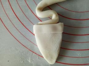 至于甜筒上面，从中间开始向上盘，可以刷点水使面条能更好的粘在一起