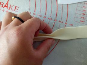 两边折起来，中间不用刷水，这个不要求粘起来