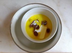 黄油、牛奶、巧克力币隔热水加热融化。
