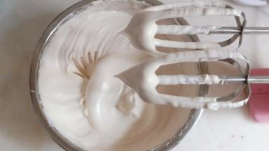 蛋清加细砂糖打发至干性发泡。