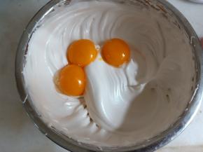 加入蛋黄轻轻搅打均匀。