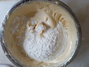 加入过筛好的低筋面粉，翻拌均匀。