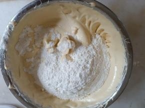 加入过筛好的低筋面粉，翻拌均匀。