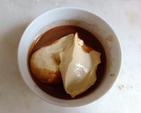 舀一勺面糊加入巧克力黄油中，混合均匀。