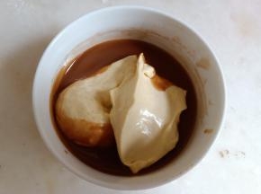 舀一勺面糊加入巧克力黄油中，混合均匀。