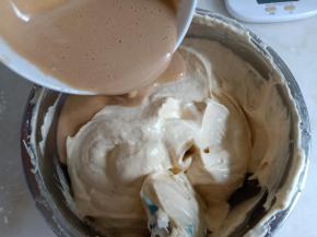 将巧克力黄油加入蛋黄面糊中翻拌均匀，装入裱花袋中。