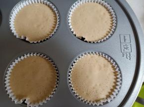 挤入模具中，震模，入预热好的烤箱160度中下层烤28分钟。