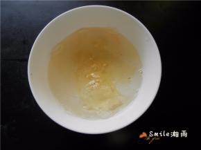 吉利丁片剪成小段，用冷开水浸泡，放冰箱备用。