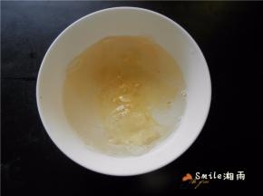 吉利丁片剪成小段，用冷开水浸泡，放冰箱备用。