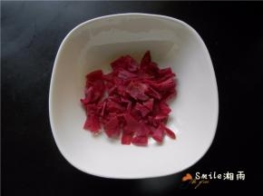 剥去火龙果皮最外层的皮，将果皮切成小块。