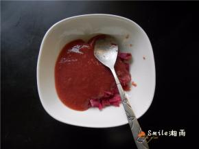 将草莓果酱和果皮混合一起。