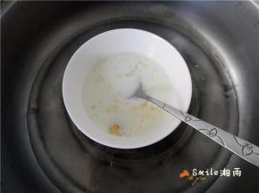 待牛奶冷却至50度左右，加入泡软的吉利丁（挤去水），搅拌至完全融化。