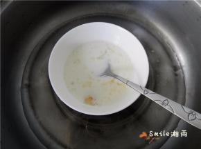 待牛奶冷却至50度左右，加入泡软的吉利丁（挤去水），搅拌至完全融化。