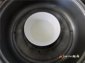 将50克牛奶和10克白砂糖倒入碗里，隔水加热至完全融化。