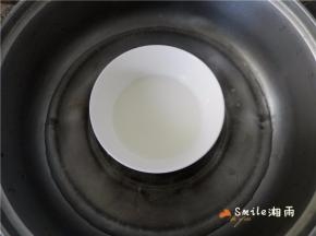 将50克牛奶和10克白砂糖倒入碗里，隔水加热至完全融化。