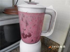 全部放入料理机，加入50克牛奶，搅拌成泥。