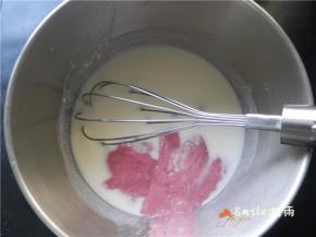 加入打好的草莓果泥。