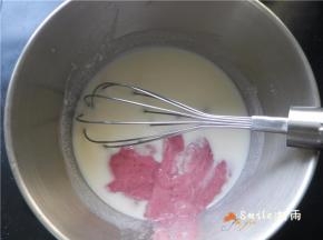 加入打好的草莓果泥。