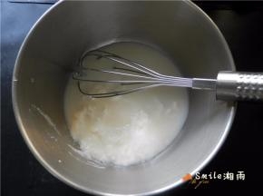 酸奶和牛奶溶液倒在大盆里，用手抽搅拌均匀。