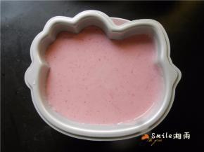 将布丁液倒入学厨不粘kitty模具中（模具放在一个碗上，刚好装住让其平衡位置）。