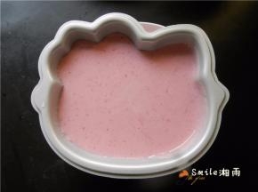 将布丁液倒入学厨不粘kitty模具中（模具放在一个碗上，刚好装住让其平衡位置）。