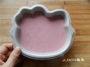 取出凝固好的布丁，进行脱模。