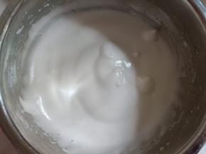 打至轻微出现纹路加入20克细砂糖继续打发。