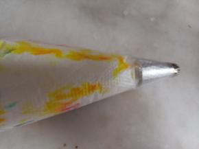 将打好的蛋白霜装入套有裱花嘴的裱花袋中。