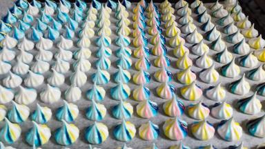 在垫有油纸的烤盘轻轻挤出花纹。