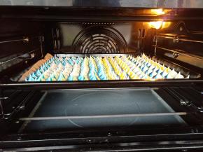 入预热好的烤箱中层95度烤1个小时。