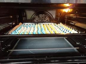 入预热好的烤箱中层95度烤1个小时。