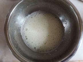 蛋清加几滴白醋打至粗泡状态，加入20克细砂糖继续打发。