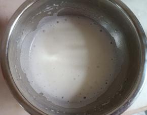 打至细腻泡沫加入20克细砂糖继续打发。