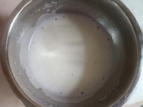 打至细腻泡沫加入20克细砂糖继续打发。