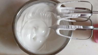 打至轻轻提起打蛋器可以拉出直立尖角即可。