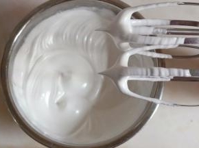 打至轻轻提起打蛋器可以拉出直立尖角即可。