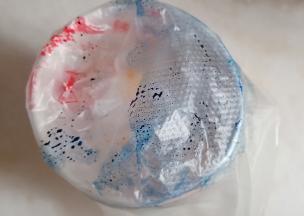 用牙签沾少许色素抹在裱花袋边缘。