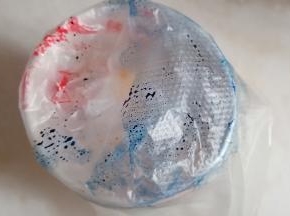 用牙签沾少许色素抹在裱花袋边缘。