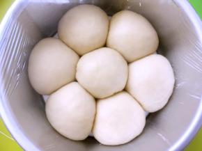 我的室温28度左右，发酵了一个半小时多，发酵好的面团明显比之前膨胀了很多，缝隙也变小啦