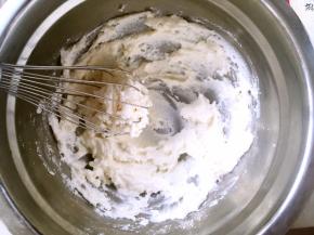 之后用蛋抽快速搅拌，奶酪糊细腻