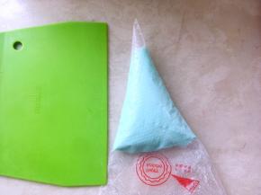 之后将调好颜色的奶酪糊装入裱花袋，冰箱冷藏留着一会淋在表面用