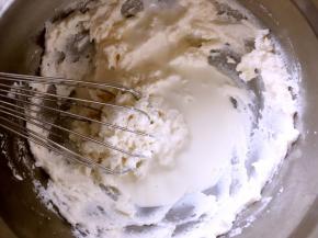 一点点加入淡奶油，继续搅拌均匀，奶酪糊顺滑
