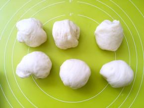 之后将面团分成7等份